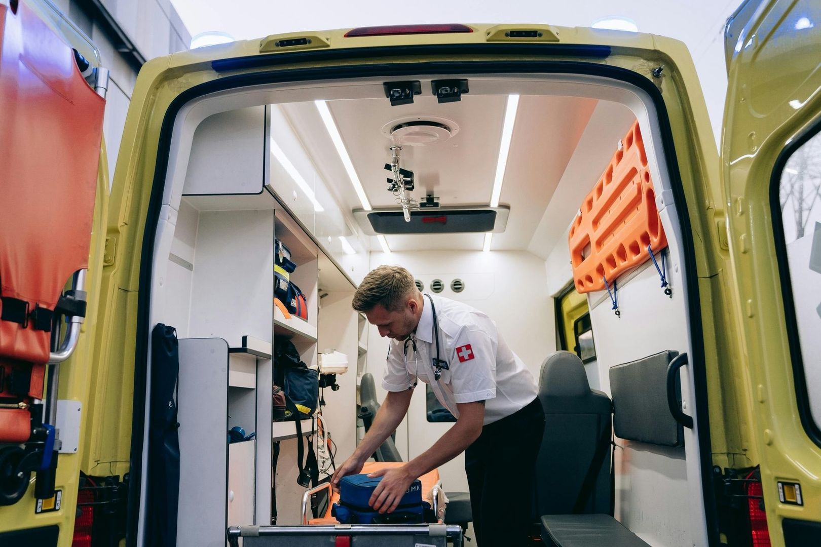 Organiserad ambulansinteriör med utrustning och bår
